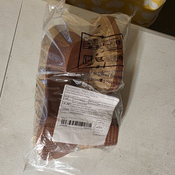 New with Tags 10.5 US or 42 Europe Beige Medium Heel Slip On Clogs - Picture 4 of 5